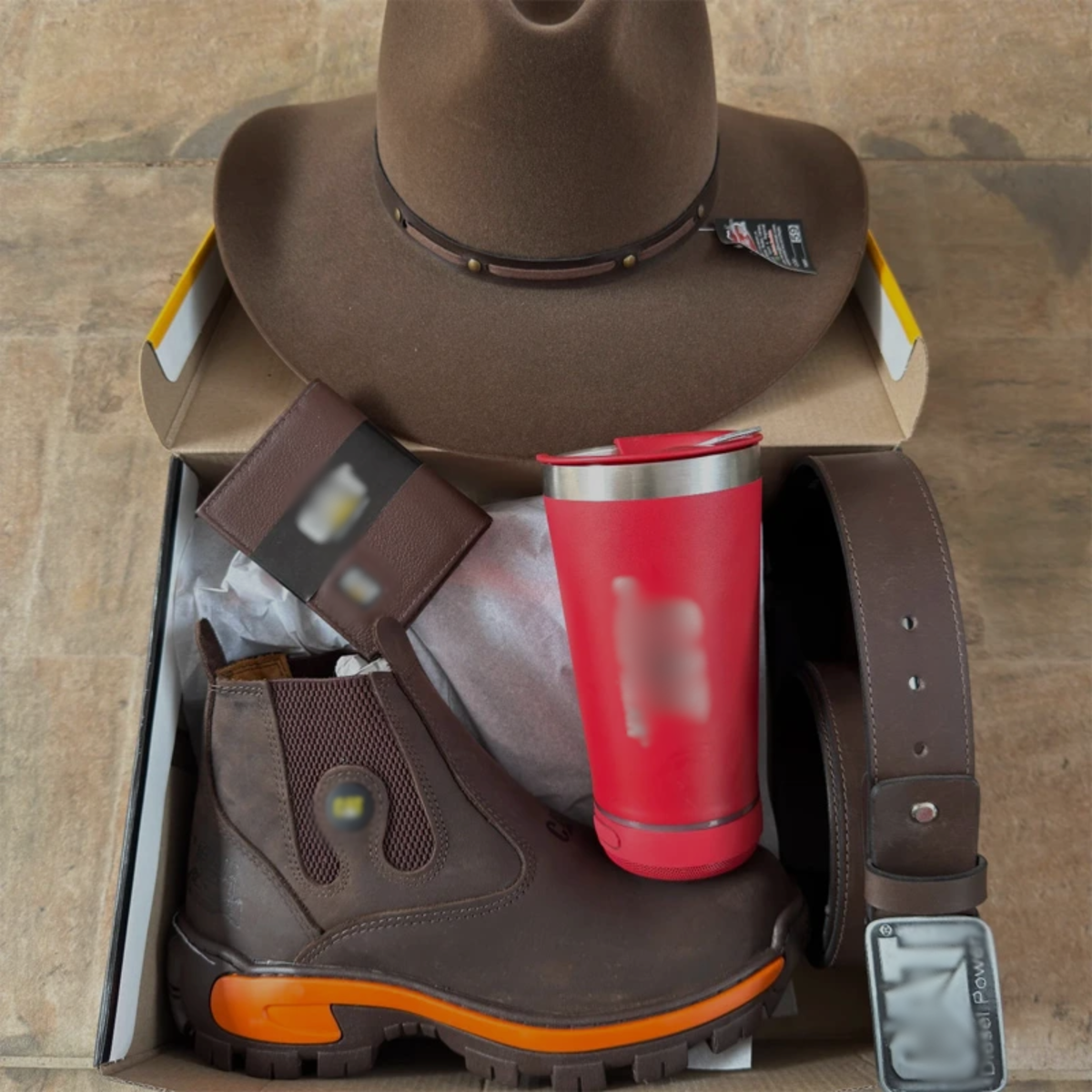 Kit Bota Masculina Barvik em Couro Legítimo e Palmilha Ortopédica 2.0 +4 BRINDES: Chapéu, Cinto, Carteira e Copo