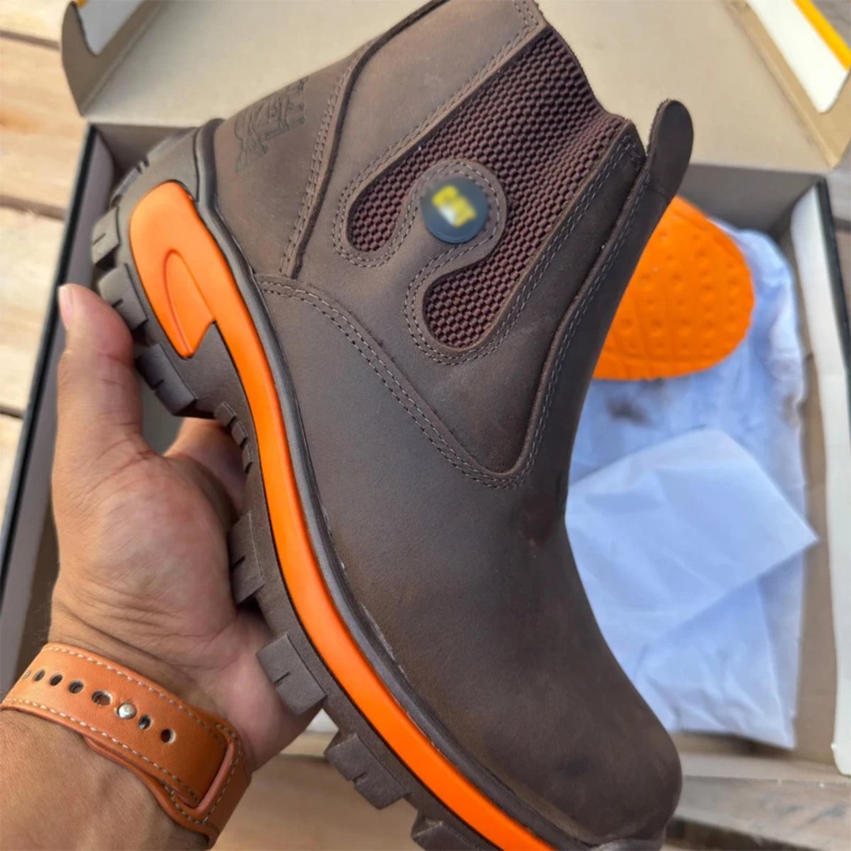 Kit Bota Masculina Barvik em Couro Legítimo e Palmilha Ortopédica 2.0 +4 BRINDES: Chapéu, Cinto, Carteira e Copo